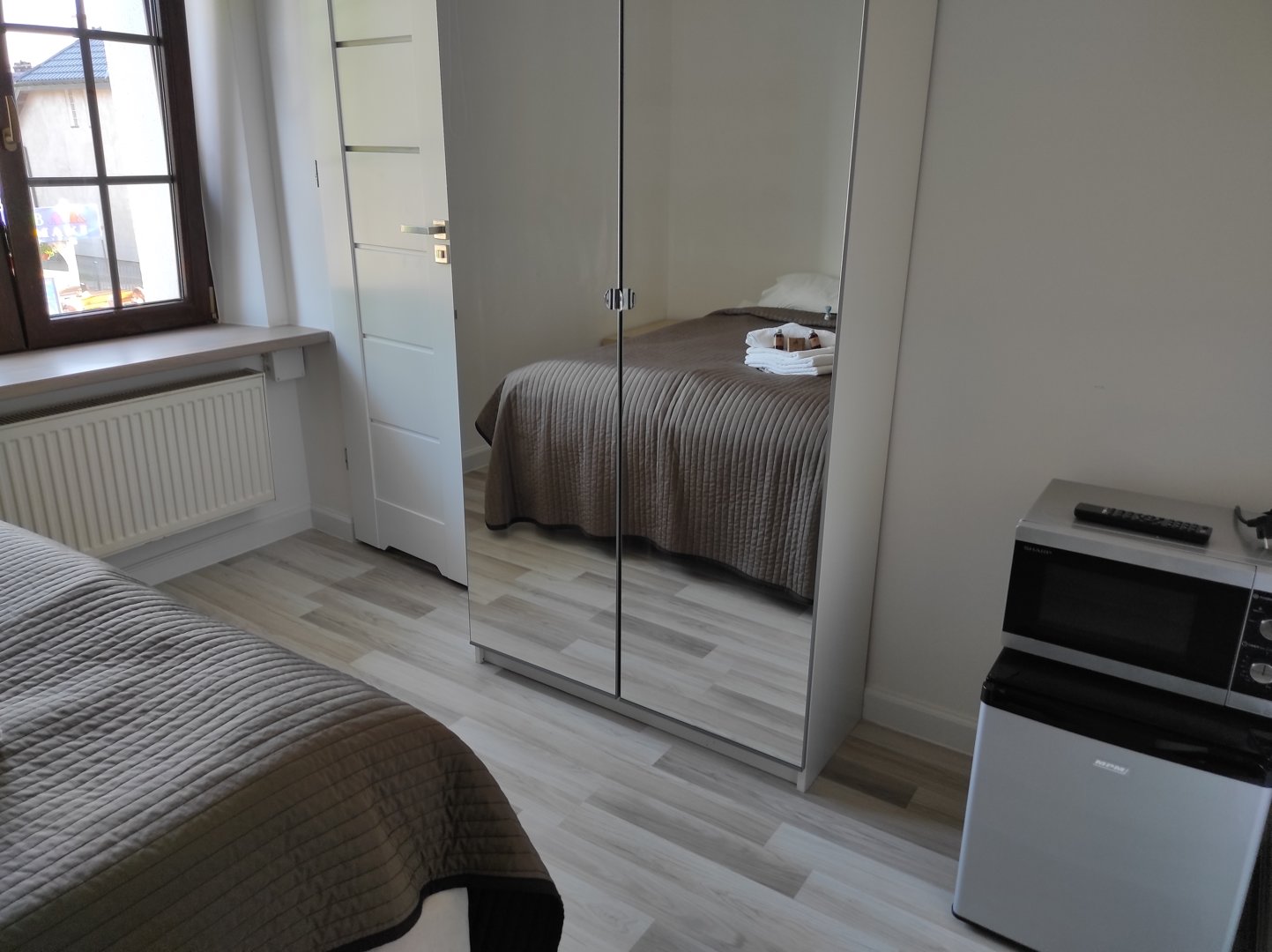 Malutki słoneczny pokój od strony ulicy (2)